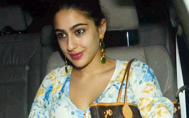 Sara Ali Khan will make the first film in three bikini scenes !! | सारा अली खान पहिल्याच चित्रपटात देणार तीन बिकिनी सीन्स!! Sara Ali Khan will make the first film in three bikini scenes !! | सारा अली खान पहिल्याच चित्रपटात देणार तीन बिकिनी सीन्स!!
