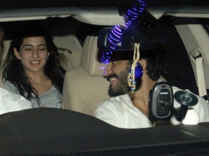 SEE PICS: Sarah Ali Khan reached home with stepfather 'boyfriend'! | SEE PICS : ​‘बॉयफ्रेन्ड’सोबत सावत्र आई करिनाच्या घरी पोहोचली सारा अली खान!