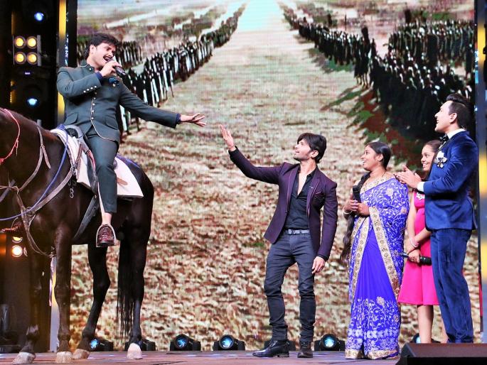 Javed Ali on horseback riding on Saregamap Little Champs | सारेगमप लिटिल चॅम्पस या कार्यक्रमात जावेद अली चढला घोड्यावर Javed Ali on horseback riding on Saregamap Little Champs | सारेगमप लिटिल चॅम्पस या कार्यक्रमात जावेद अली चढला घोड्यावर