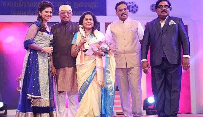 Sarla Yeolekar was given the 'Jeev Gaurav' award | सरला येवलेकर यांना 'जीवनगौरव' पुरस्कार Sarla Yeolekar was given the 'Jeev Gaurav' award | सरला येवलेकर यांना 'जीवनगौरव' पुरस्कार