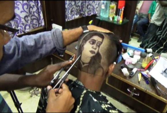 ... and he draws pictures of Archie in very fine hair !!! | ...अन् त्याने चक्क केसांमध्ये आर्चीचे चित्र रेखाटले !!! ... and he draws pictures of Archie in very fine hair !!! | ...अन् त्याने चक्क केसांमध्ये आर्चीचे चित्र रेखाटले !!!