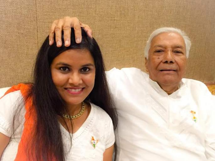 Satyen took the blessings of Ustad Ghulam Mustafa Khan Saheb | सायलीने घेतला उस्ताद गुलाम मुस्ताफा खान साहेब यांचा आशिर्वाद Satyen took the blessings of Ustad Ghulam Mustafa Khan Saheb | सायलीने घेतला उस्ताद गुलाम मुस्ताफा खान साहेब यांचा आशिर्वाद