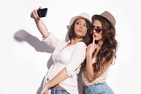 Selfie comes from old age! | सेल्फीमुळे येते वृद्धत्व ! Selfie comes from old age! | सेल्फीमुळे येते वृद्धत्व !