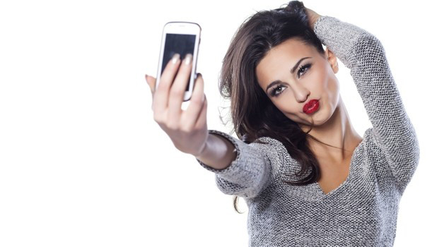 SHOCKING: Selfiectomy occurs due to self-removal | SHOCKING : सेल्फी काढल्याने होतो ‘सेल्फाइटिस’ विकार !