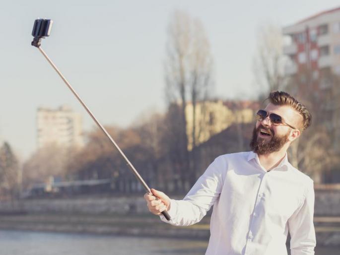 Self-propelled self self-propelled autism | ​सतत स्वत:चे सेल्फी काढणारे असतात आत्मकेंद्री