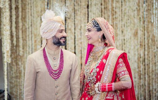 Sonam Kapoor's first marriage photo wedding | सोनम कपूरच्या लग्नाचा पहिला फोटो आऊट Sonam Kapoor's first marriage photo wedding | सोनम कपूरच्या लग्नाचा पहिला फोटो आऊट