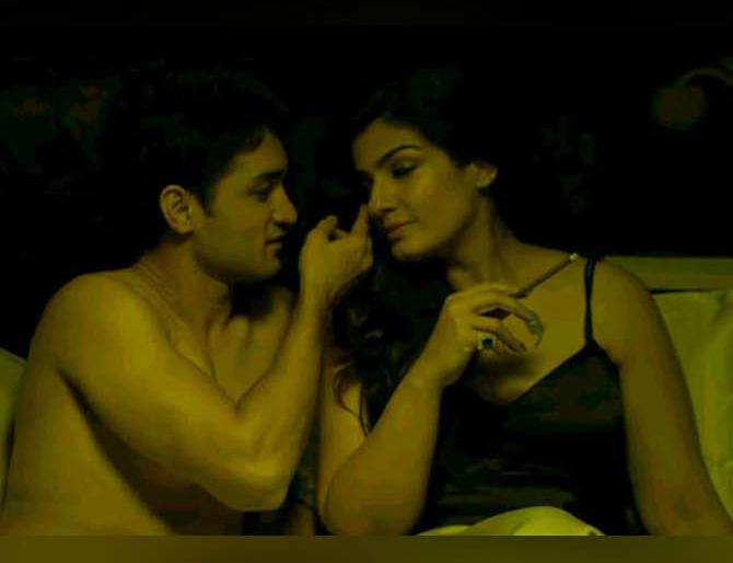 Thirteen years later, Ravanana romance with a small actor, fell in Tandon, now what happened! | तेरा वर्षांनी लहान अभिनेत्यासोबत रोमान्स करणे रविना टंडनला पडले महागात, वाचा आता काय घडले! Thirteen years later, Ravanana romance with a small actor, fell in Tandon, now what happened! | तेरा वर्षांनी लहान अभिनेत्यासोबत रोमान्स करणे रविना टंडनला पडले महागात, वाचा आता काय घडले!
