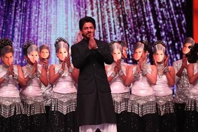 King Khan's tweet at the 'Let's Come Let's' set | ​‘चला हवा येऊ द्या’च्या सेटवर किंगखानचा ठुमका