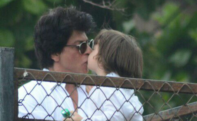 Shahrukh-Abhiram's Kiss of Love ... | शाहरूख-अबरामचे किस आॅफ लव्ह.. Shahrukh-Abhiram's Kiss of Love ... | शाहरूख-अबरामचे किस आॅफ लव्ह..