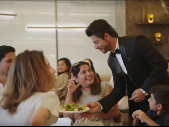 When 'Shahrukh' serves as a waiter, Dinner ... | जेव्हा ‘वेटरच्या रूपात शाहरुख’ सर्व्ह करतो डीनर... When 'Shahrukh' serves as a waiter, Dinner ... | जेव्हा ‘वेटरच्या रूपात शाहरुख’ सर्व्ह करतो डीनर...
