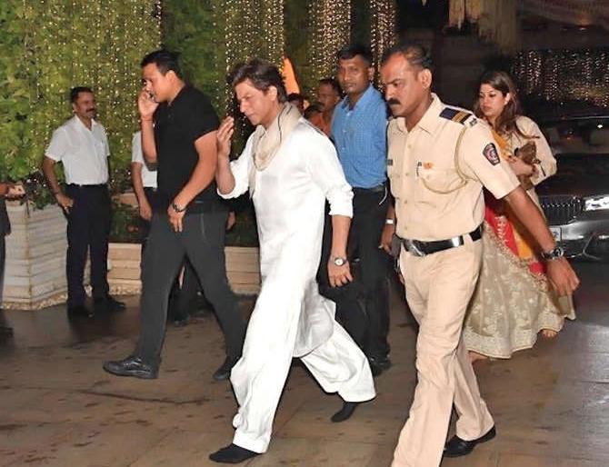 SEE PICS: Shah Rukh Khan's shoes lost at Mukesh Ambani's house; Ambani asked the search! | SEE PICS : मुकेश अंबानींच्या घरी हरवला शाहरूख खानचा शूज; अंबानींनी राबविली शोधमोहीम! SEE PICS: Shah Rukh Khan's shoes lost at Mukesh Ambani's house; Ambani asked the search! | SEE PICS : मुकेश अंबानींच्या घरी हरवला शाहरूख खानचा शूज; अंबानींनी राबविली शोधमोहीम!
