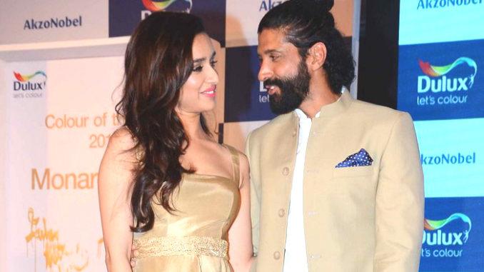 Shraddha Kapoor and Farhan Akhtar's relationship with Honey Irani | श्रद्धा कपूर आणि फरहान अख्तरच्या नात्याला हनी इराणीचा विरोध Shraddha Kapoor and Farhan Akhtar's relationship with Honey Irani | श्रद्धा कपूर आणि फरहान अख्तरच्या नात्याला हनी इराणीचा विरोध
