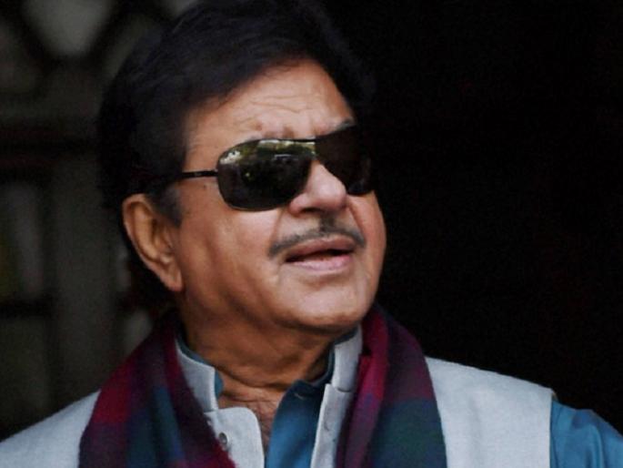 TROLL: Shatrughan Sinha misses out! Best wishes to the photographer !! | TROLL: ​शत्रुघ्न सिन्हा भलतेच चुकले! शुभेच्छा एकाला, फोटो भलत्याचाच!!