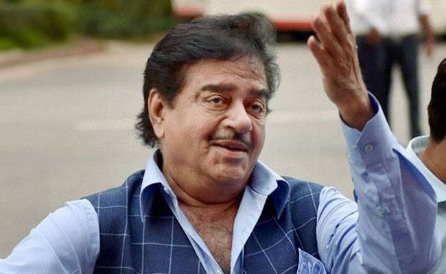 Shatrughan Sinha's wish, one of the two actors in my biopic should play my role! | शत्रुघ्न सिन्हांची इच्छा, माझ्या बायोपिकमध्ये ‘या’ दोन अभिनेत्यापैकी एकाने माझी भूमिका करावी! Shatrughan Sinha's wish, one of the two actors in my biopic should play my role! | शत्रुघ्न सिन्हांची इच्छा, माझ्या बायोपिकमध्ये ‘या’ दोन अभिनेत्यापैकी एकाने माझी भूमिका करावी!