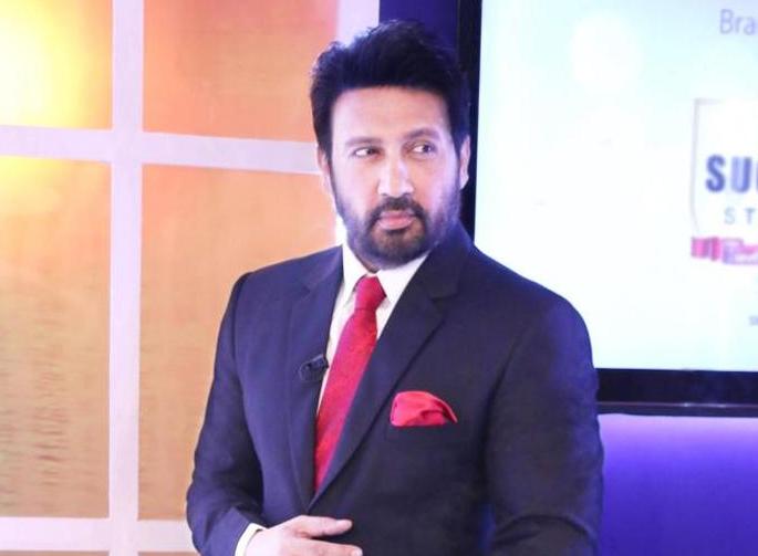 Rajput Karni Sena's movement against Shekhar Suman's house | शेखर सुमनच्या घरासमोर राजपूत करणी सेनेचे आंदोलन Rajput Karni Sena's movement against Shekhar Suman's house | शेखर सुमनच्या घरासमोर राजपूत करणी सेनेचे आंदोलन