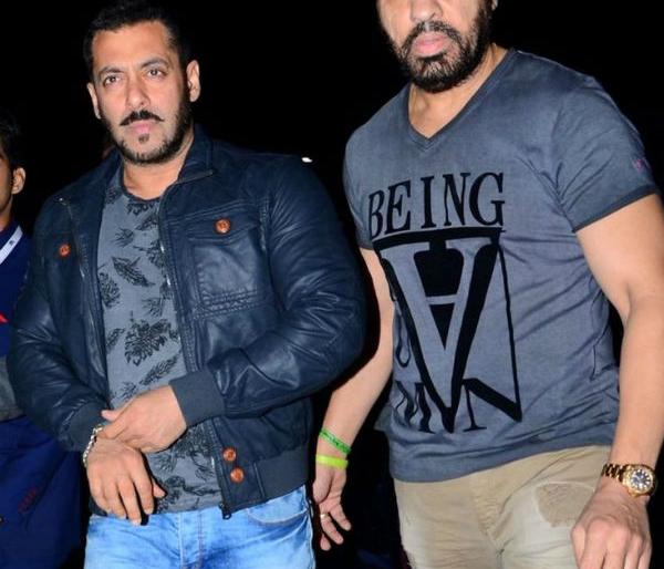 Bigg Boss 11: Salman Khan's bodyguard lodged against him, controversy over Bigg Boss case | Bigg Boss 11: सलमान खानच्या बॉडीगार्डविरोधात गुन्हा दाखल,बिग बॉस प्रकरणातील वाद टोकाला Bigg Boss 11: Salman Khan's bodyguard lodged against him, controversy over Bigg Boss case | Bigg Boss 11: सलमान खानच्या बॉडीगार्डविरोधात गुन्हा दाखल,बिग बॉस प्रकरणातील वाद टोकाला