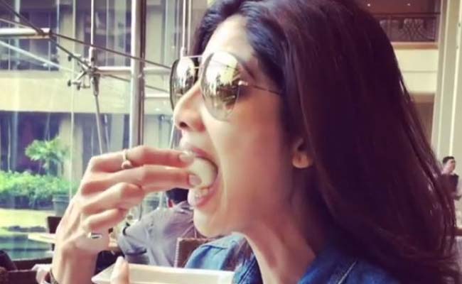 VIDEO: When Shilpa Shetty Rasgulla accounts ....! | VIDEO : जेव्हा शिल्पा शेट्टी रसगुल्ले खाते....!