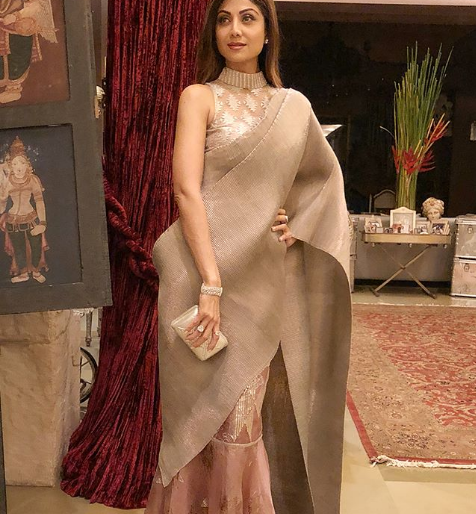 Shilpa's 'Sa' sari talk | शिल्पाच्या 'त्या' साडीची चर्चा Shilpa's 'Sa' sari talk | शिल्पाच्या 'त्या' साडीची चर्चा