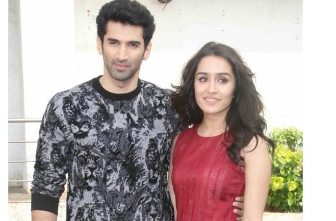 Will do anything for 'promotion'; Aditya Roy Kapoor-Shraddha Kapoor singing at the stage | ‘प्रमोशन’ के लिये कुछ भी करेगा ; आदित्य रॉय कपूर-श्रद्धा कपूरने केले स्टेजवर गायन