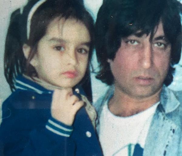 Shakti Kapoor, who is also a part of the movie, is also a part of the movie | शक्ती कपूरच्या कडेवरील ही चिमुकली आहे तरी कोण?जी आज आहे बॉलिवूडची हसीना Shakti Kapoor, who is also a part of the movie, is also a part of the movie | शक्ती कपूरच्या कडेवरील ही चिमुकली आहे तरी कोण?जी आज आहे बॉलिवूडची हसीना