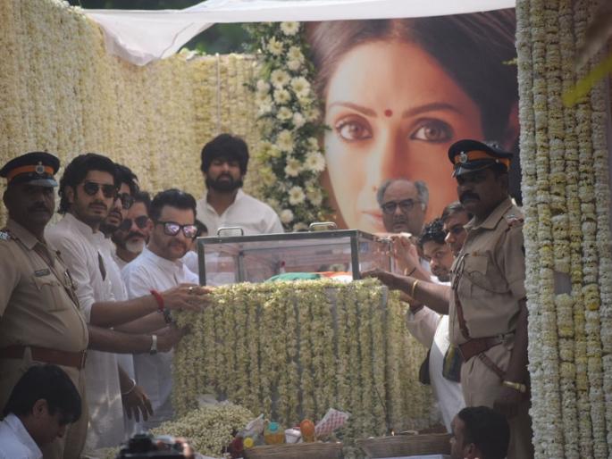 Bye moonlight ...! Sridevi invents death, government funeral funeral, thousands of devotees give good wishes! | अलविदा चांदनी...! श्रीदेवी अनंतात विलीन, शासकीय इतमामात अंत्यसंस्कार, हजारोंच्या गर्दीने साश्रूनयनांनी दिला निरोप! Bye moonlight ...! Sridevi invents death, government funeral funeral, thousands of devotees give good wishes! | अलविदा चांदनी...! श्रीदेवी अनंतात विलीन, शासकीय इतमामात अंत्यसंस्कार, हजारोंच्या गर्दीने साश्रूनयनांनी दिला निरोप!