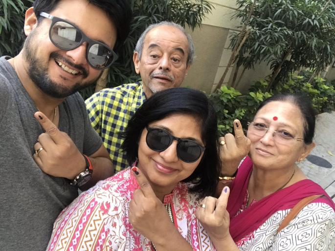 Swapnil Joshi and Tejaswini Pandit have voted the right to vote | स्वप्नील जोशी आणि तेजस्विनी पंडीतने बजावला मतदानाचा हक्क