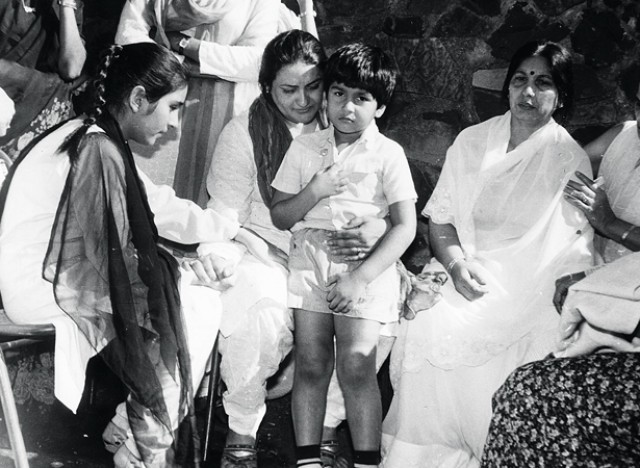 Raj Babbar's first wife was also present at Smita Patil's funeral | ​स्मिता पाटीलच्या अंत्यदर्शनला राज बब्बर यांची पहिली पत्नी देखील होती हजर