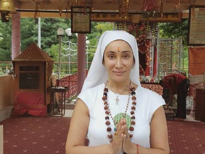 Sophia again promises a deadline; Swatcher tattooed on the grounds! | सोफिया हयात पुन्हा वादात; तळव्यांवर गोंदवला स्वस्तिकचा टॅटू! Sophia again promises a deadline; Swatcher tattooed on the grounds! | सोफिया हयात पुन्हा वादात; तळव्यांवर गोंदवला स्वस्तिकचा टॅटू!