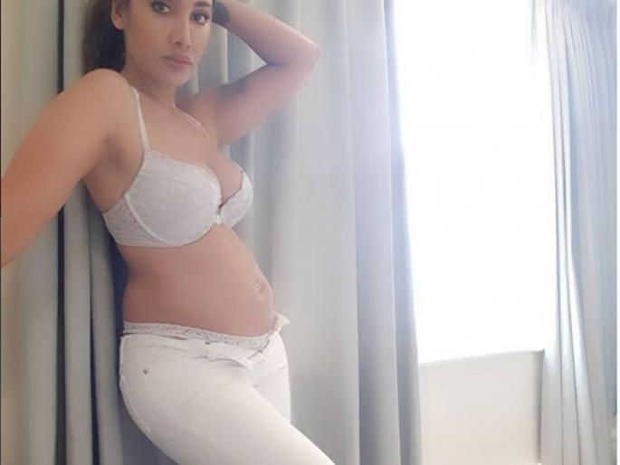 'Drama Queen' Sophia Hayaat's new fairytale, said the condition of the body due to the loss of the baby! | 'ड्रामा क्वीन’ सोफिया हयातचा नवा कारनामा,म्हणाली बाळ गमावल्यामुळे शरीराची झाली अशी अवस्था! 'Drama Queen' Sophia Hayaat's new fairytale, said the condition of the body due to the loss of the baby! | 'ड्रामा क्वीन’ सोफिया हयातचा नवा कारनामा,म्हणाली बाळ गमावल्यामुळे शरीराची झाली अशी अवस्था!