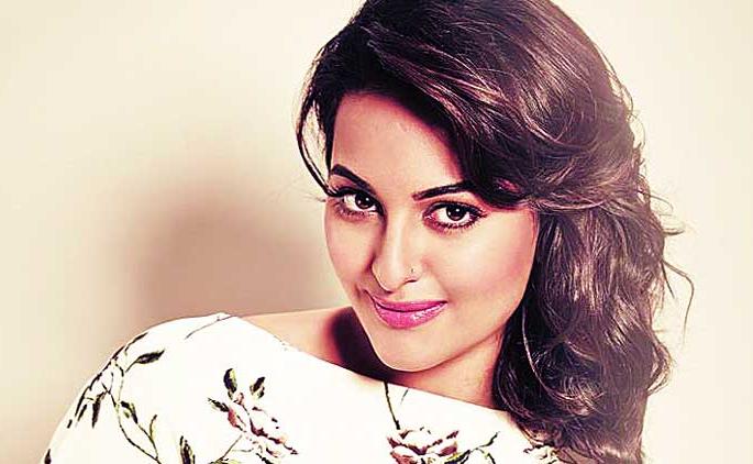 Sonakshi thinks childhood | सोनाक्षीला आठवतेय बालपण Sonakshi thinks childhood | सोनाक्षीला आठवतेय बालपण