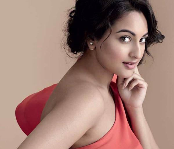 Sonakshi's childhood 'dirty talk' !! | सोनाक्षी लहानपणी करायची ‘गंदी बात’!! Sonakshi's childhood 'dirty talk' !! | सोनाक्षी लहानपणी करायची ‘गंदी बात’!!