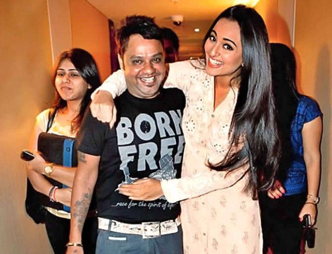 Sonakshi Sinha's make-up artist returns to heart attack at the age of thirteenth | सोनाक्षी सिन्हाच्या मेकअप आर्टिस्टचा वयाच्या तिसाव्या वर्षीच हार्ट अटॅकने मृत्यू! Sonakshi Sinha's make-up artist returns to heart attack at the age of thirteenth | सोनाक्षी सिन्हाच्या मेकअप आर्टिस्टचा वयाच्या तिसाव्या वर्षीच हार्ट अटॅकने मृत्यू!