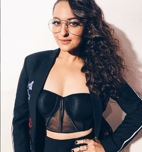 Sonakshi Sinha disclosed that breakup of Alia Bhatt will be done this year | सोनाक्षी सिन्हाने केला खुलासा, आलिया भट्टचे यावर्षी होणार ब्रेकअप Sonakshi Sinha disclosed that breakup of Alia Bhatt will be done this year | सोनाक्षी सिन्हाने केला खुलासा, आलिया भट्टचे यावर्षी होणार ब्रेकअप