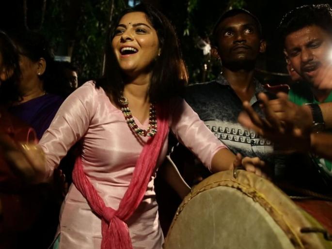 Sonali fluttered and danced | सोनाली बेफाम होऊन नाचली