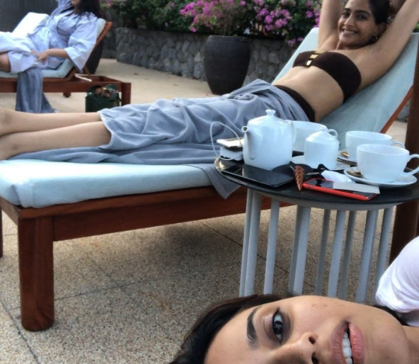 Sonam Kapoor and Veer The Wedding's Girl Gang Appeared to the Swimming Pool | सोनम कपूरसह वीरे दी वेडिंगची गर्ल गँग दिसली स्विमिंग पूलजवळ चील करताना