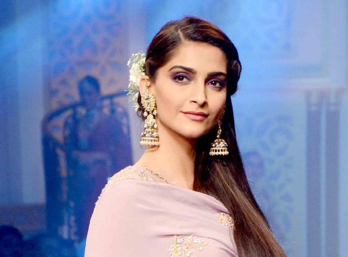 Sonam Kapoor and Radhika Apte in Akshay Kumar's 'Padman' | अक्षय कुमारच्या ‘पॅडमॅन’मध्ये सोनम कपूर आणि राधिका आपटे Sonam Kapoor and Radhika Apte in Akshay Kumar's 'Padman' | अक्षय कुमारच्या ‘पॅडमॅन’मध्ये सोनम कपूर आणि राधिका आपटे