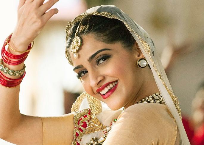 Sonam to become Madhumika in Sanjubaba's biopic? | संजूबाबाच्या बायोपिकमध्ये सोनम बनणार माधुरी?