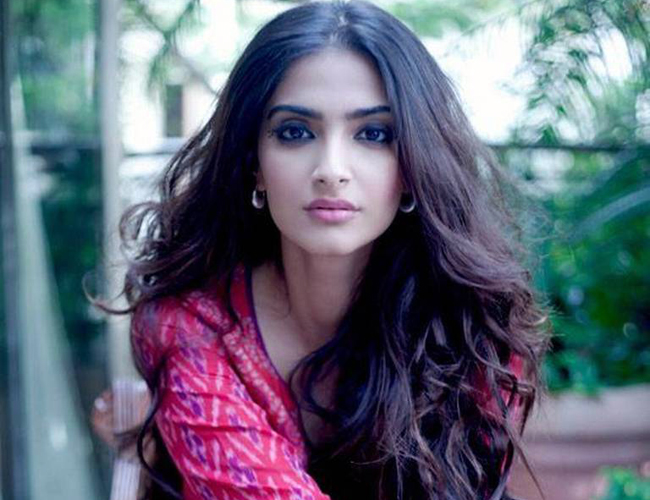 Sonam Kapoor avoided speaking on the tweet of Ram Gopal Varma | सोनम कपूरने रामगोपाल वर्माच्या ट्विटवर बोलणे टाळले