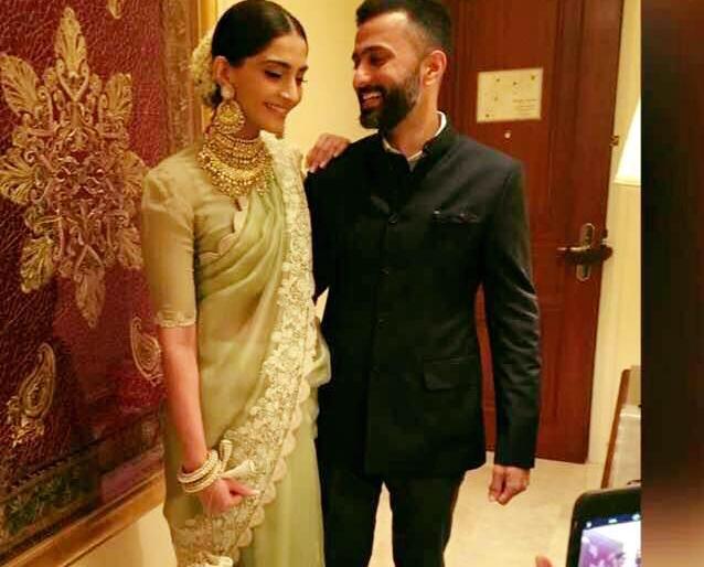 Sonam Kapoor shared 'this' photo on Facebook, getting married in the month of marriage. | सोनम कपूरने फेसबूकवर शेअर केला 'हा' फोटो, या महिन्यात अडकणार लग्नाच्या बेडीत..