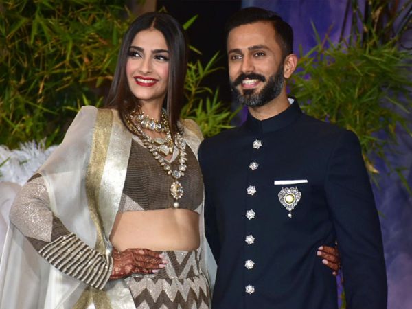 Only Sonam Kapoor's marriage was pushed to this actress | केवळ या अभिनेत्रीमुळे सोनम कपूरचे लग्न ढकलण्यात आले होते पुढे Only Sonam Kapoor's marriage was pushed to this actress | केवळ या अभिनेत्रीमुळे सोनम कपूरचे लग्न ढकलण्यात आले होते पुढे