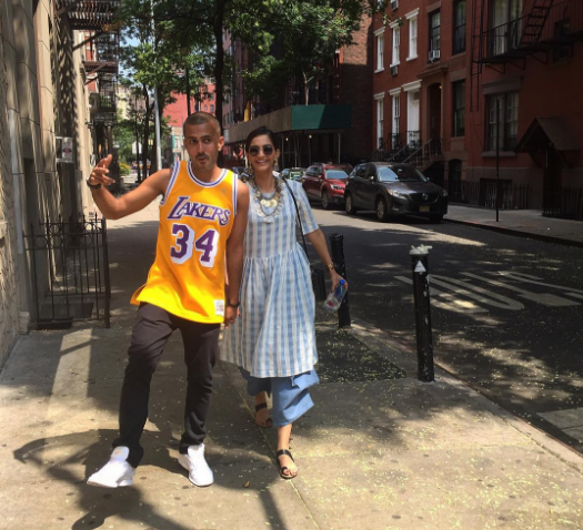 Sonam Kapoor seen walking with boyfriend Anand Ahuja on the streets of New York. | न्यूयॉर्कच्या रस्त्यावर बॉयफ्रेंड आनंद आहुजासोबत फिरताना दिसली सोनम कपूर!