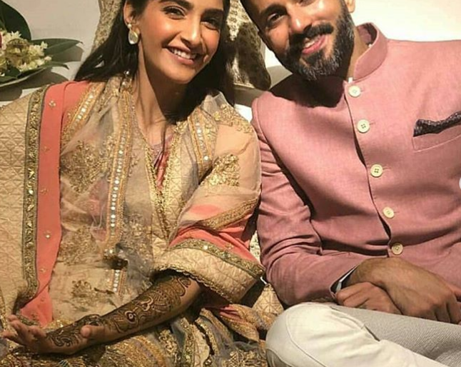 Sonam Kapoor shared with Mehdi Ceremonies with a future husband. | भावी पतीसोबत सोनम कपूरने मेहंदी सेरेमनीत असे लावले ठुमके!