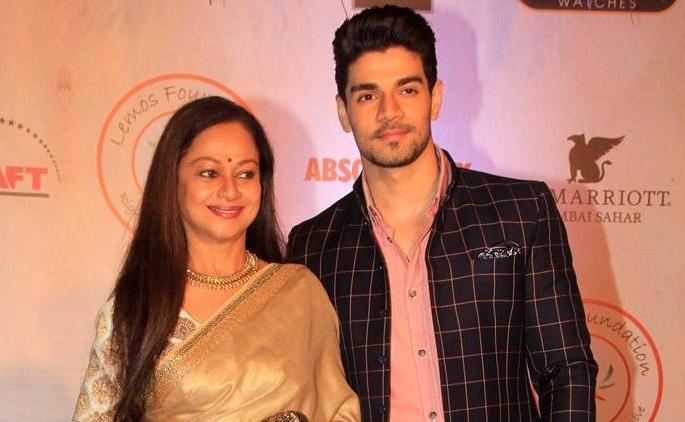 Suraj's mother was emotive | सुरजची आई झाली इमोशनल