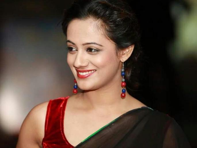 Actress and sensitive poetic spell. | अभिनेत्री आणि संवेदनशील कवयित्री स्पृहा . Actress and sensitive poetic spell. | अभिनेत्री आणि संवेदनशील कवयित्री स्पृहा .