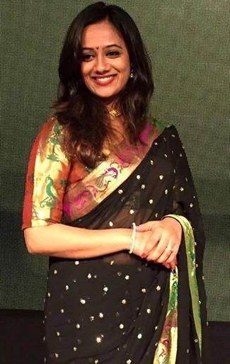 Photographs from various saris will be spotted | स्पृहा करणार विविध साड्यांमधील फोटो शेअर