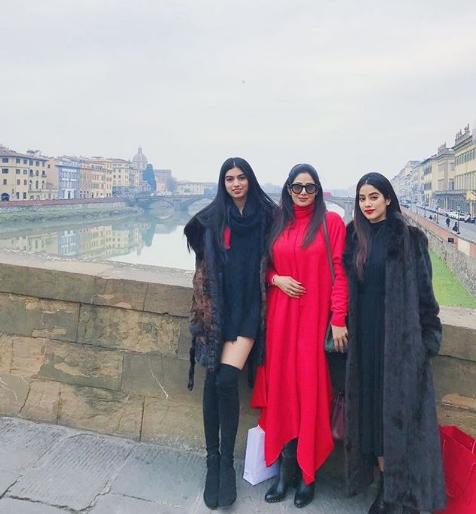 After seeing the bodies of Sridevi, there was a state of jealousy and happiness | ​श्रीदेवी यांचे पार्थिव पाहिल्यानंतर जान्हवी आणि खुशीची झाली अशी अवस्था