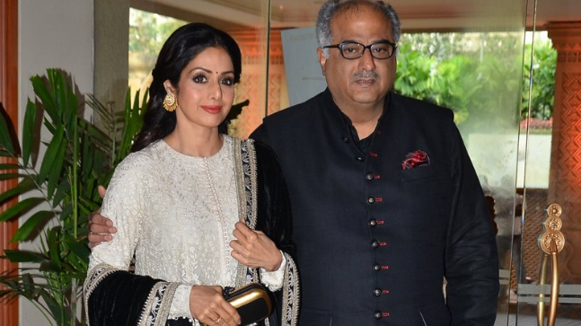 Kapoor family was allowed to go out of Dubai | कपूर कुटुंबियांना दुबईतून बाहेर जाण्यास करण्यात आली मनाई Kapoor family was allowed to go out of Dubai | कपूर कुटुंबियांना दुबईतून बाहेर जाण्यास करण्यात आली मनाई