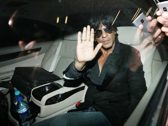 Shahrukh Khan's car hits the photographer; Someday it happened! | शाहरूख खानच्या कारने दिली फोटोग्राफरला धडक; पुढे काहीसे असे घडले! Shahrukh Khan's car hits the photographer; Someday it happened! | शाहरूख खानच्या कारने दिली फोटोग्राफरला धडक; पुढे काहीसे असे घडले!