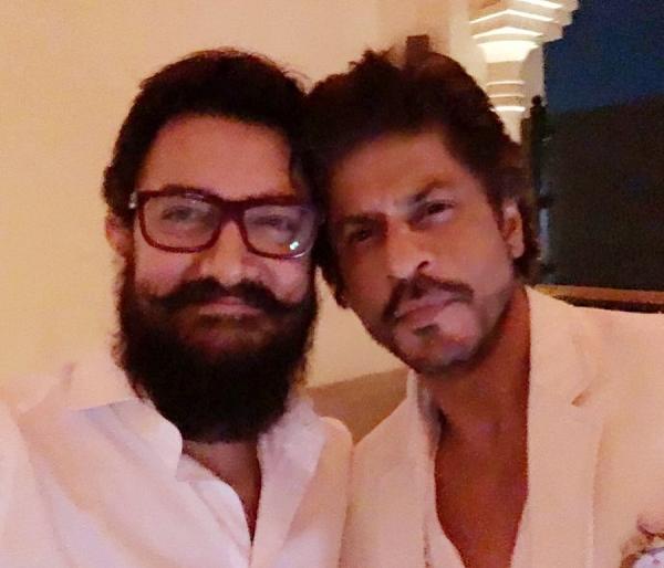 OMG! Shahrukh Khan-Amir Khan's first selfie of 25 years! | OMG! शाहरुख खान -आमिर खानचा २५ वर्षांतील पहिलाच सेल्फी!