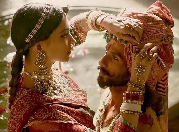 Sanjay Leela Bhansali will be a big explosion, while the fire is blowing from Padmavati! Another trailer to be released !! | ‘पद्मावती’वरून रान पेटले असतानाच संजय लीला भन्साळी करणार मोठ्ठा धमाका! रिलीज होणार दुसरा ट्रेलर!! Sanjay Leela Bhansali will be a big explosion, while the fire is blowing from Padmavati! Another trailer to be released !! | ‘पद्मावती’वरून रान पेटले असतानाच संजय लीला भन्साळी करणार मोठ्ठा धमाका! रिलीज होणार दुसरा ट्रेलर!!